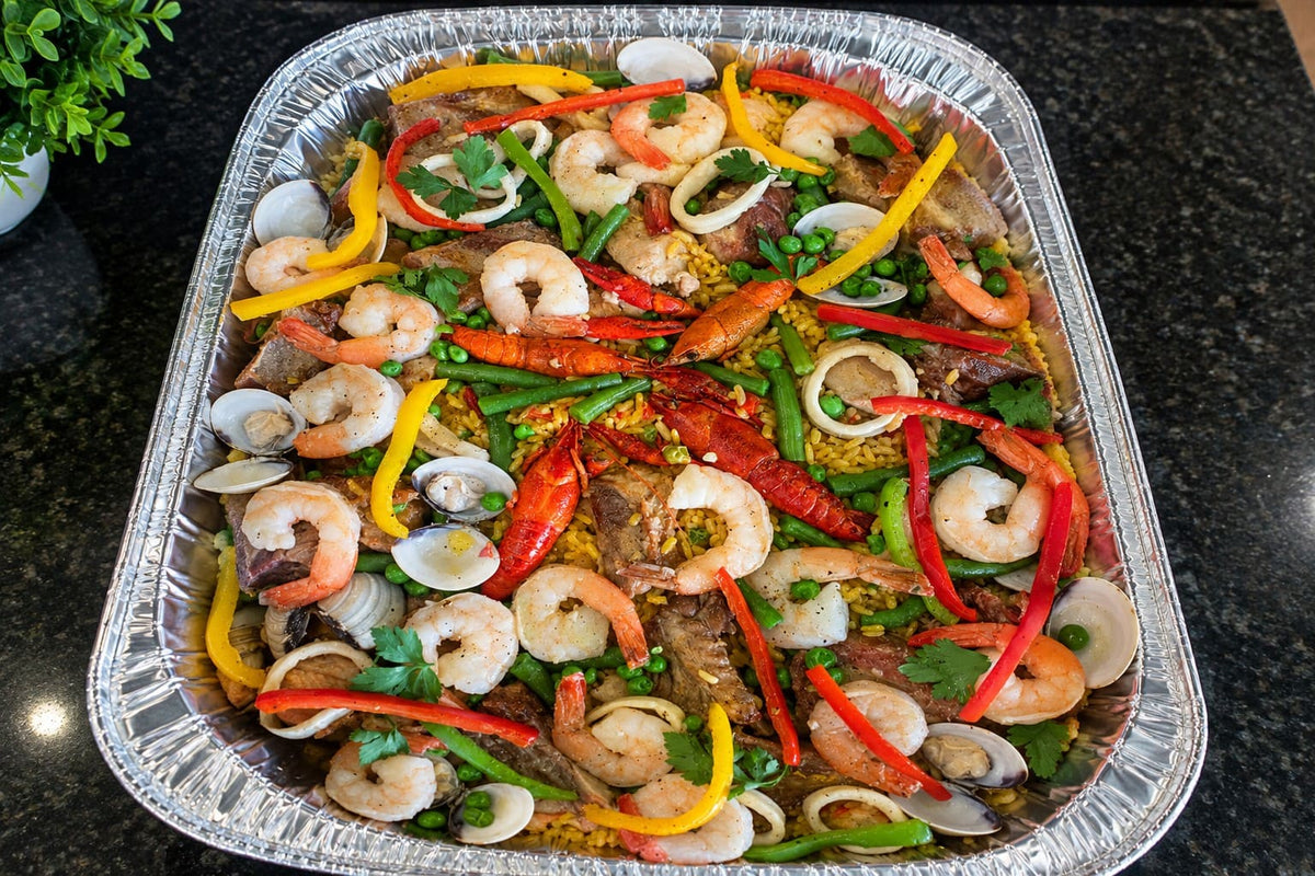 Empaque térmico profesional y presentación de paella gourmet a domicilio lista para porciones de eventos familiares en la Sabana.