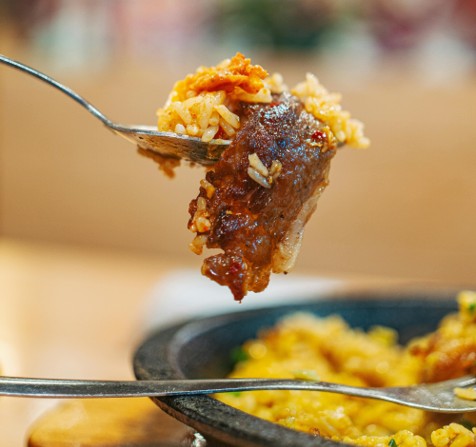 Cuchara con bocado crujiente y socarrat de paella gourmet de ZeQueda Paellas
