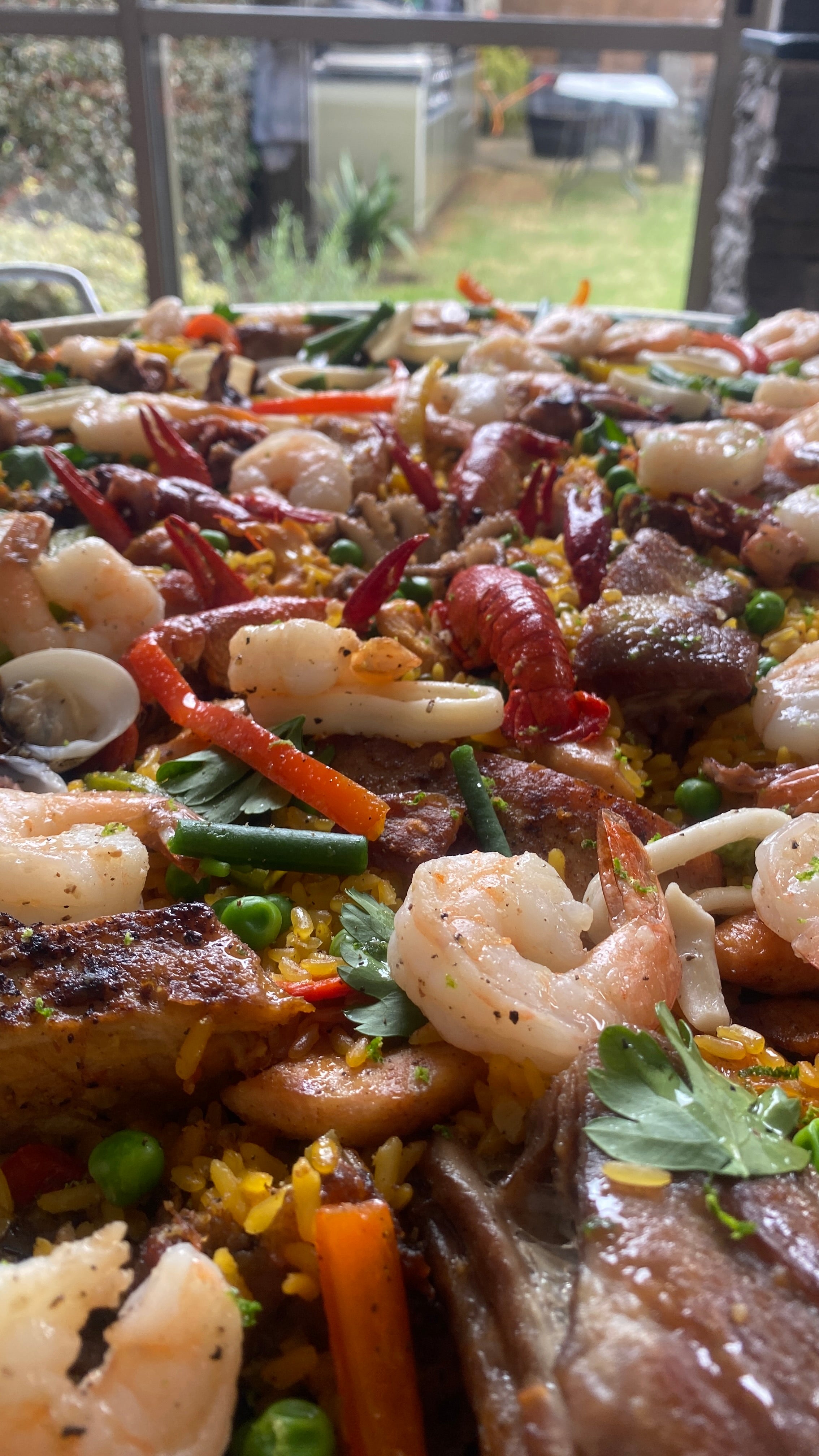 Paella Mixta a domicilio lista para servir en Bogotá, Chía y Cundinamarca de ZeQueda Paellas.
