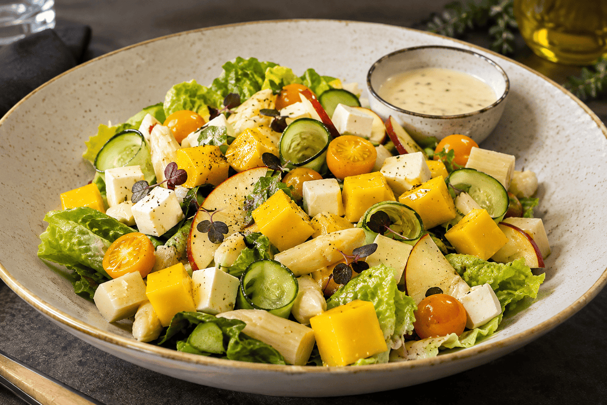Ensalada fresca gourmet con cogollos, palmitos, queso y frutas tropicales - ZeQueda Paellas