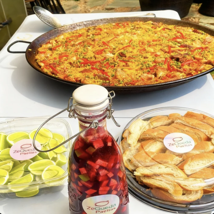 Paella Valenciana de Carnes. $38.000  Cada Plato (Pedido Mínimo 6).      Ver tamaños →