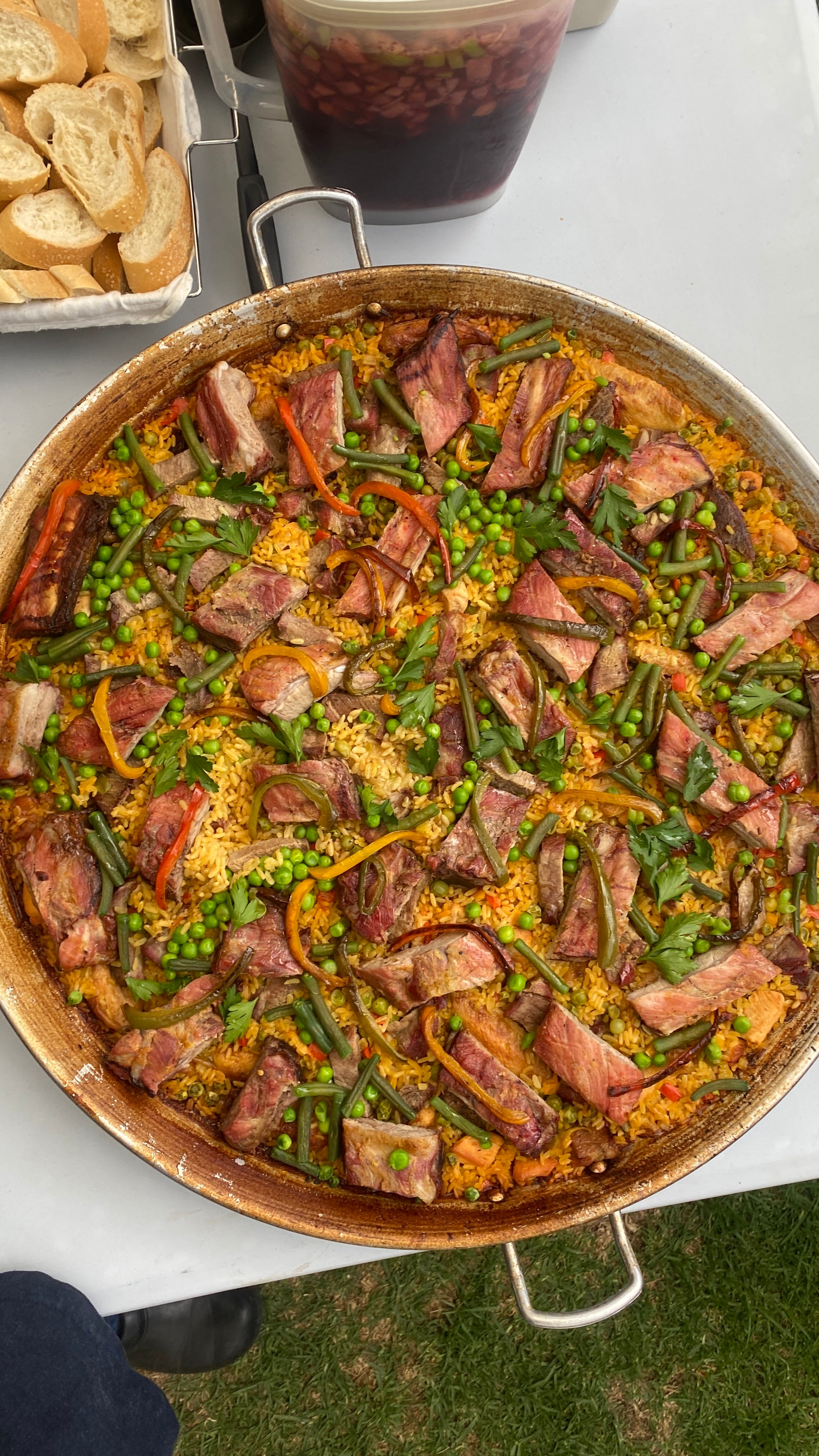 Detalle de paella de carnes gourmet ZeQueda, especialidad ahumada con leña natural y carnes premium, disponible para pedidos programados en Chía y Cajicá.