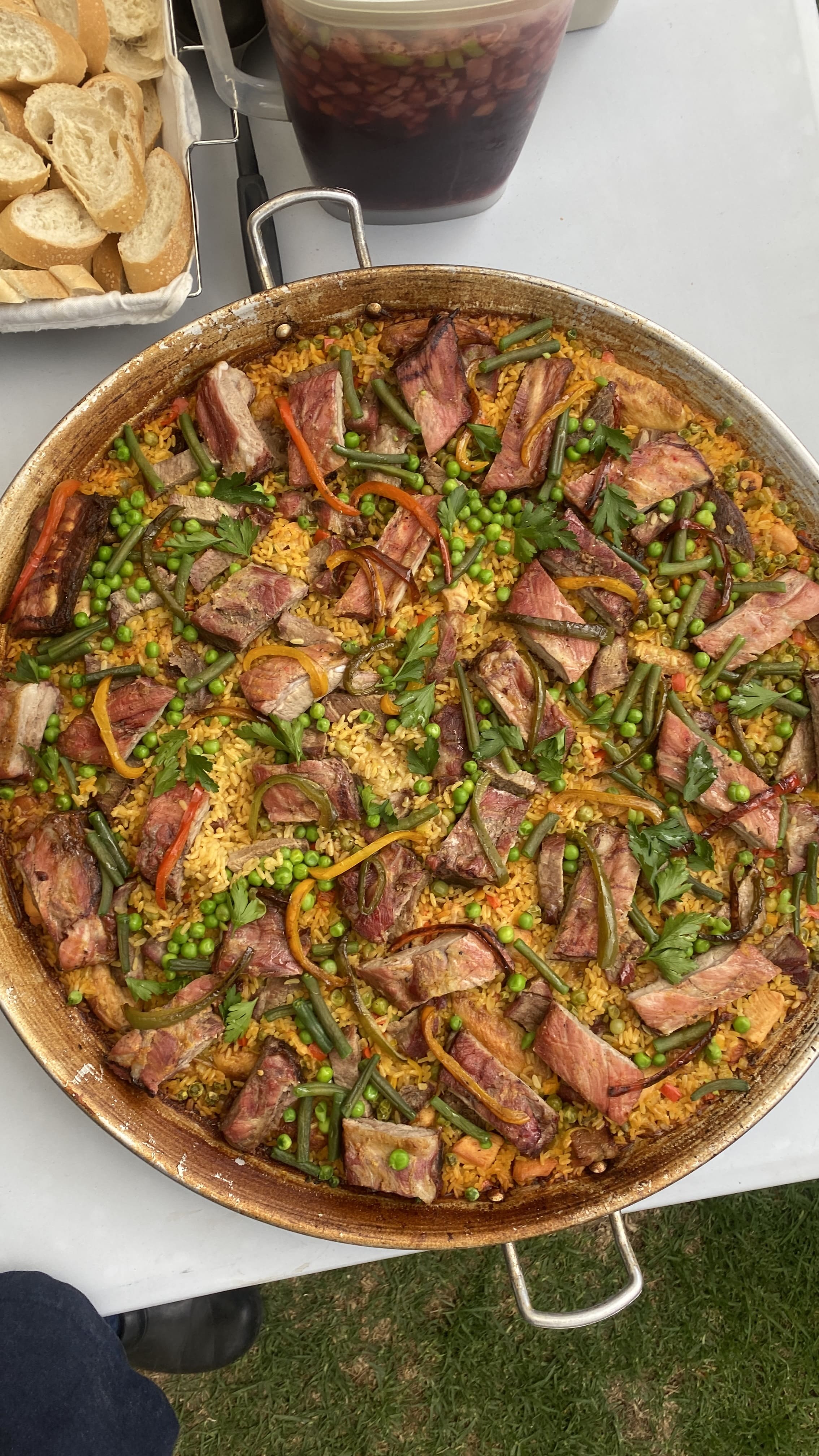 Detalle de paella de carnes gourmet ZeQueda, especialidad ahumada con leña natural y carnes premium, disponible para pedidos programados en Chía y Cajicá.