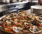 Paella Mixta gourmet recién elaborada en la cocina de ZeQueda Paellas.