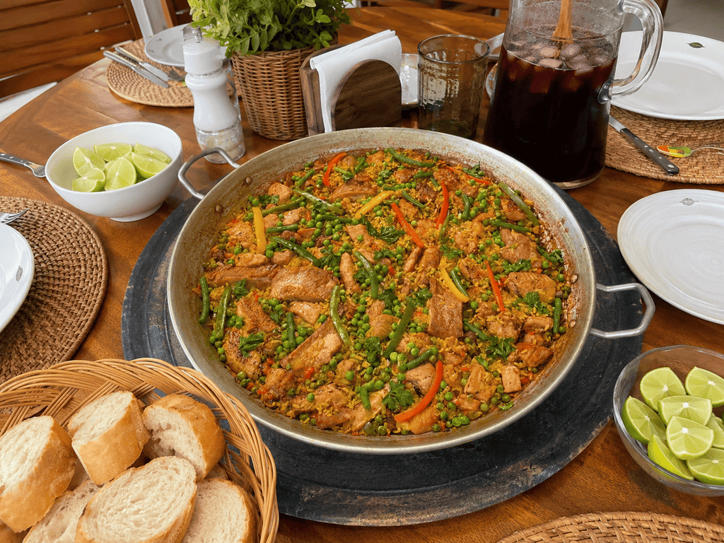 Paella valenciana tradicional de carnes de ZeQueda Paellas, recién preparada en paellera para  10 personas.