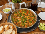 Paella valenciana tradicional de carnes de ZeQueda Paellas, recién preparada en paellera para  10 personas.