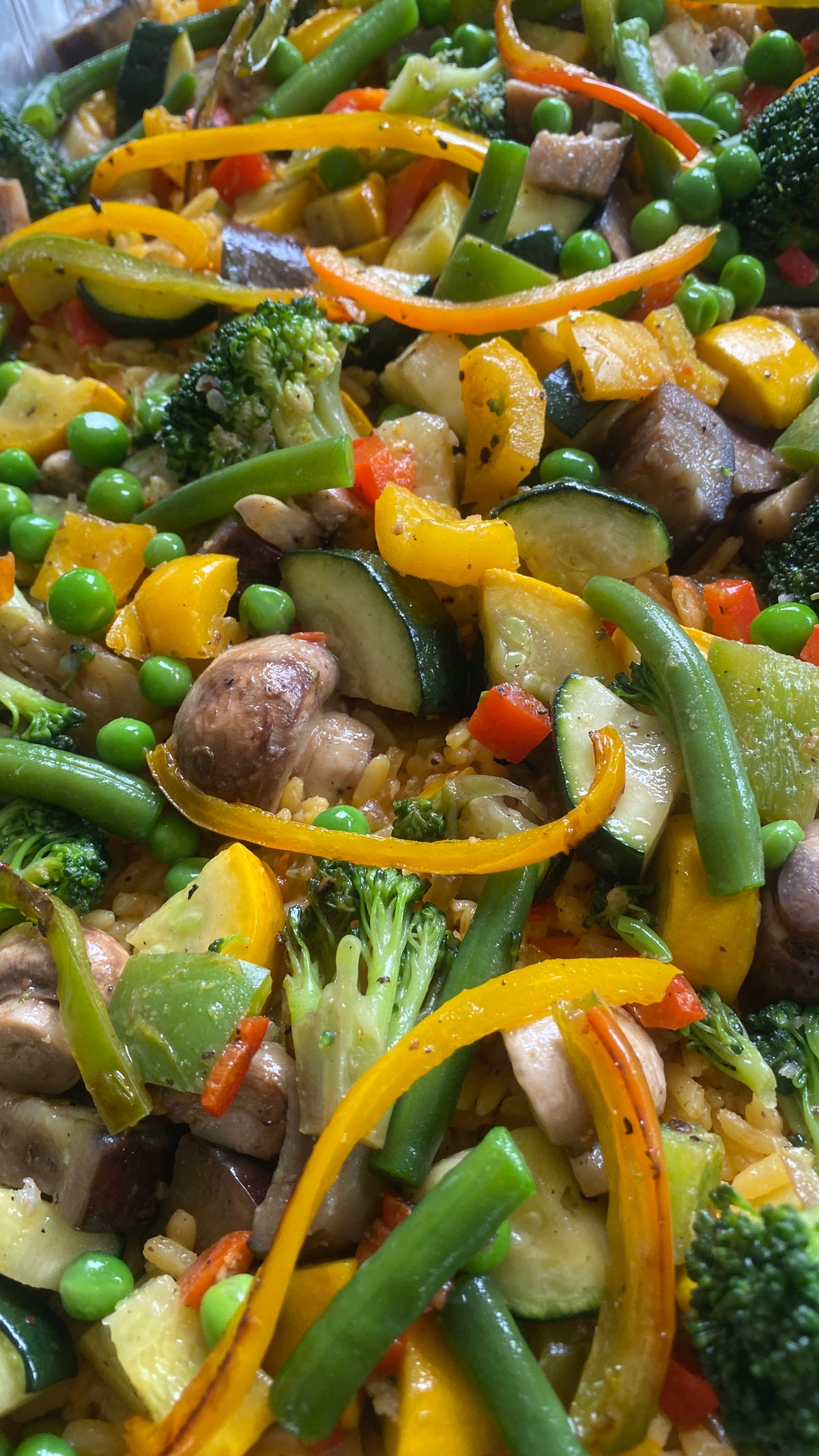 Primer plano de Paella del Huerto vegetariana con variedad de vegetales gourmet.