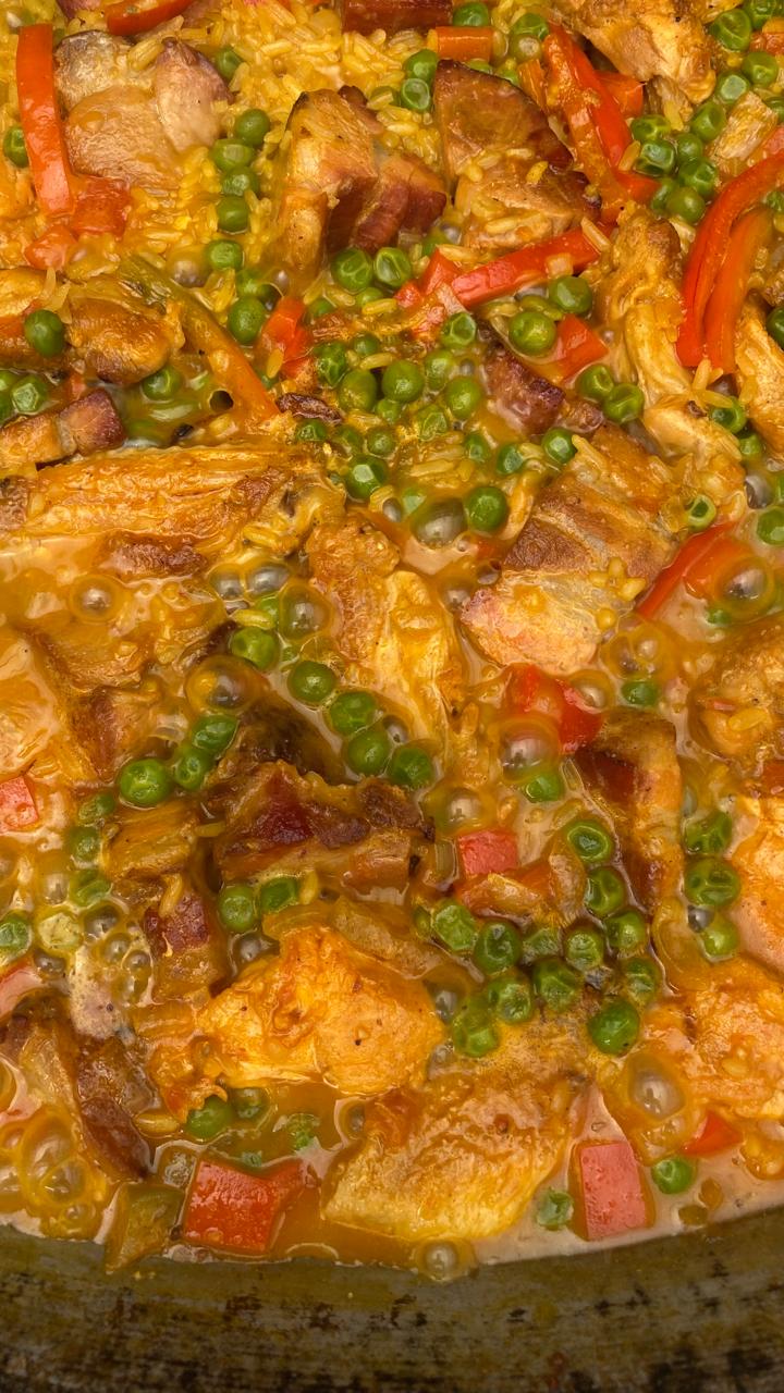 Paella Valenciana de Carnes. $38.000  Cada Plato (Pedido Mínimo 6).      Ver tamaños →