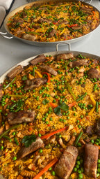 Dos paelleras de Paella Valenciana de carnes a domicilio para eventos especiales de ZeQueda Paellas.