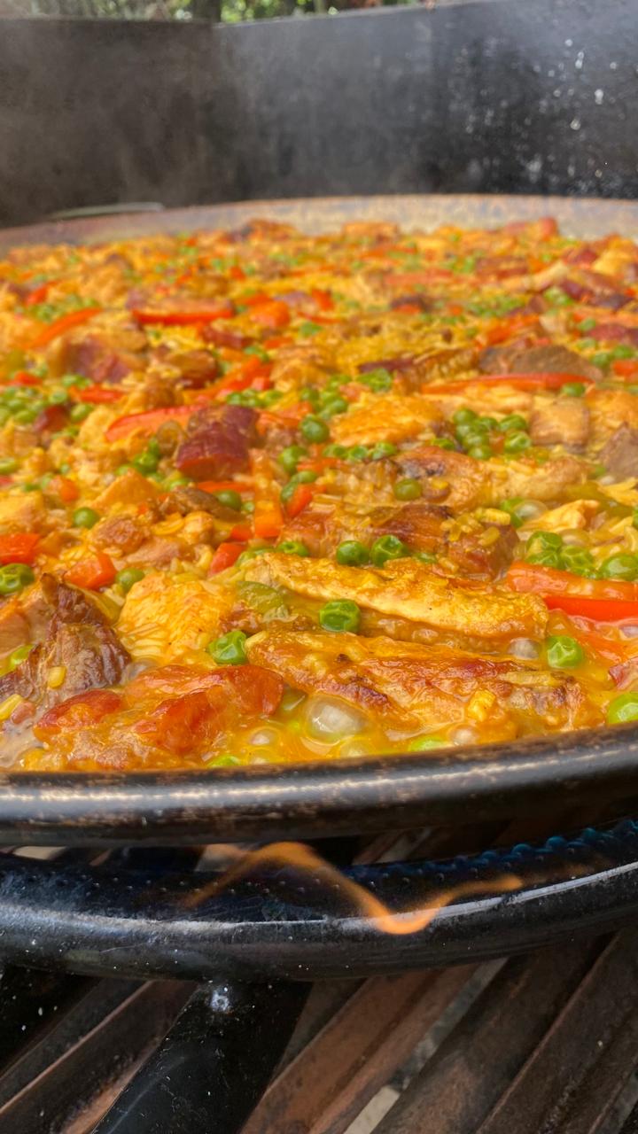 Paella Valenciana de Carnes. $38.000  Cada Plato (Pedido Mínimo 6).      Ver tamaños →