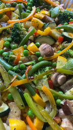 Detalle en primer plano de los ingredientes y textura de la Paella del Huerto vegetariana.