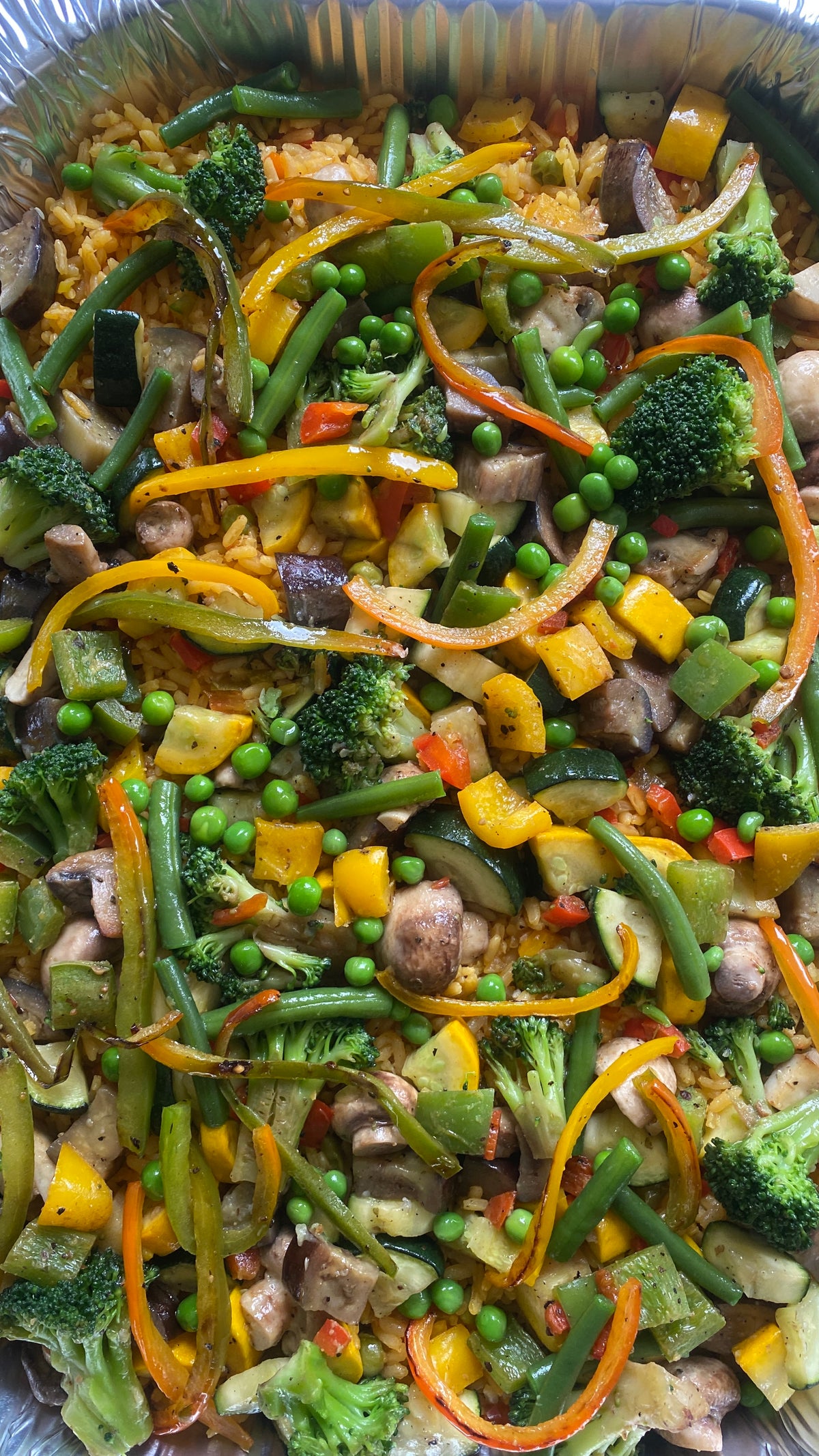 Paella del Huerto vegetariana empacada en molde de aluminio para entrega a domicilio.