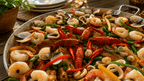 Paella Mixta Mar y Tierra gourmet con ingredientes premium, detalle de cocción artesanal para eventos en Chía y Bogotá.
