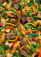 Primer plano paella valenciana de carnes Zequeda Paellas