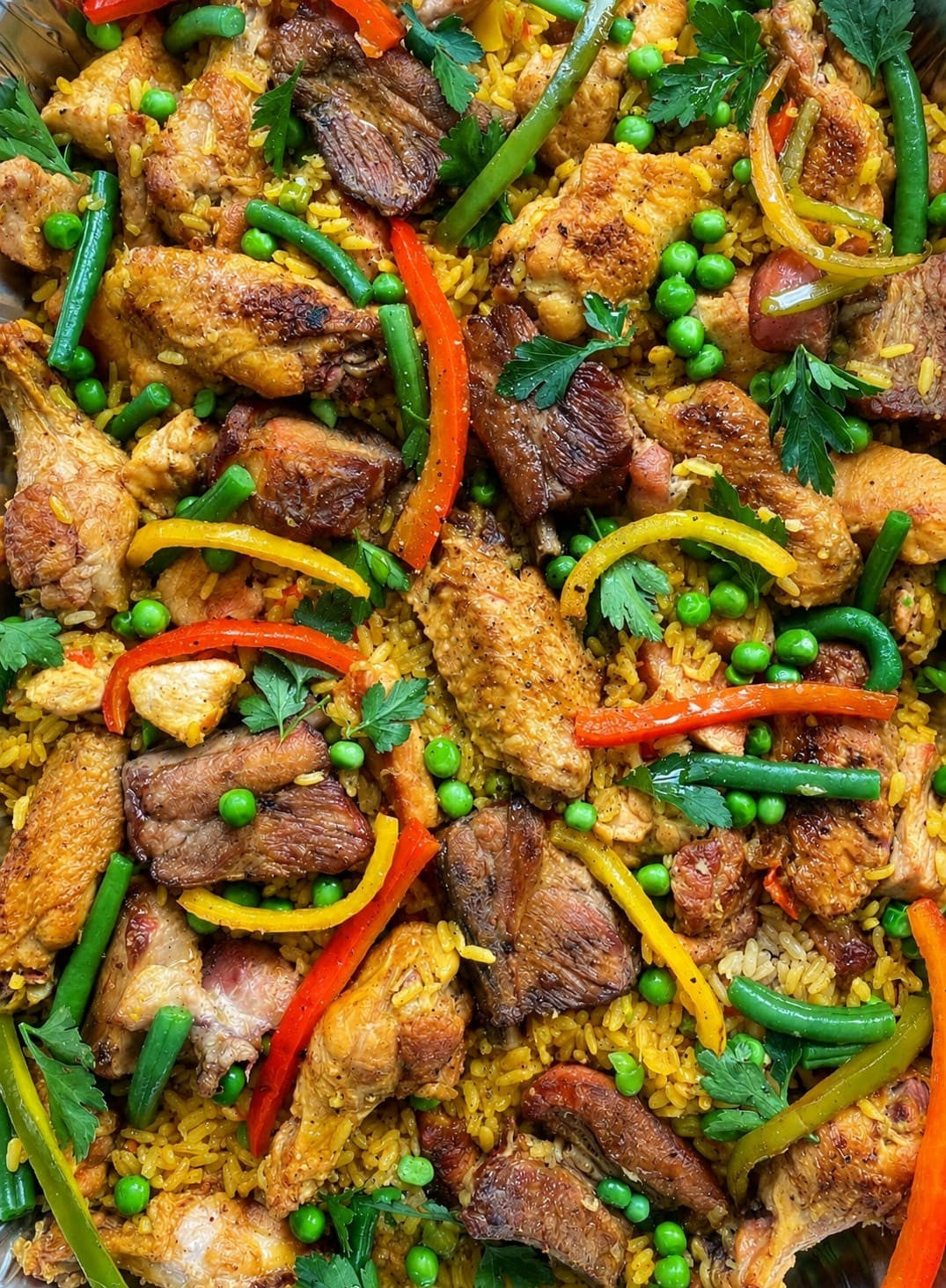 Primer plano paella valenciana de carnes Zequeda Paellas