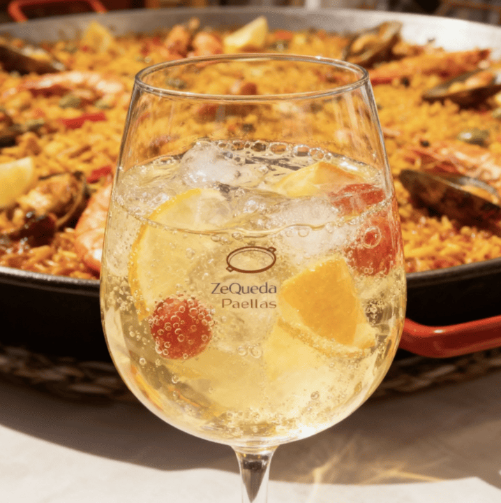 Bebida refrescante de sangría de vino blanco tradicional lista para envío a domicilio en Bogotá y Chía - ZeQueda Paellas.