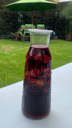 Jarra de 1 litro sangría artesanal de vino tinto con frutas frescas para acompañar paellas a domicilio en Bogotá y Sabana Norte - ZeQueda Paellas.