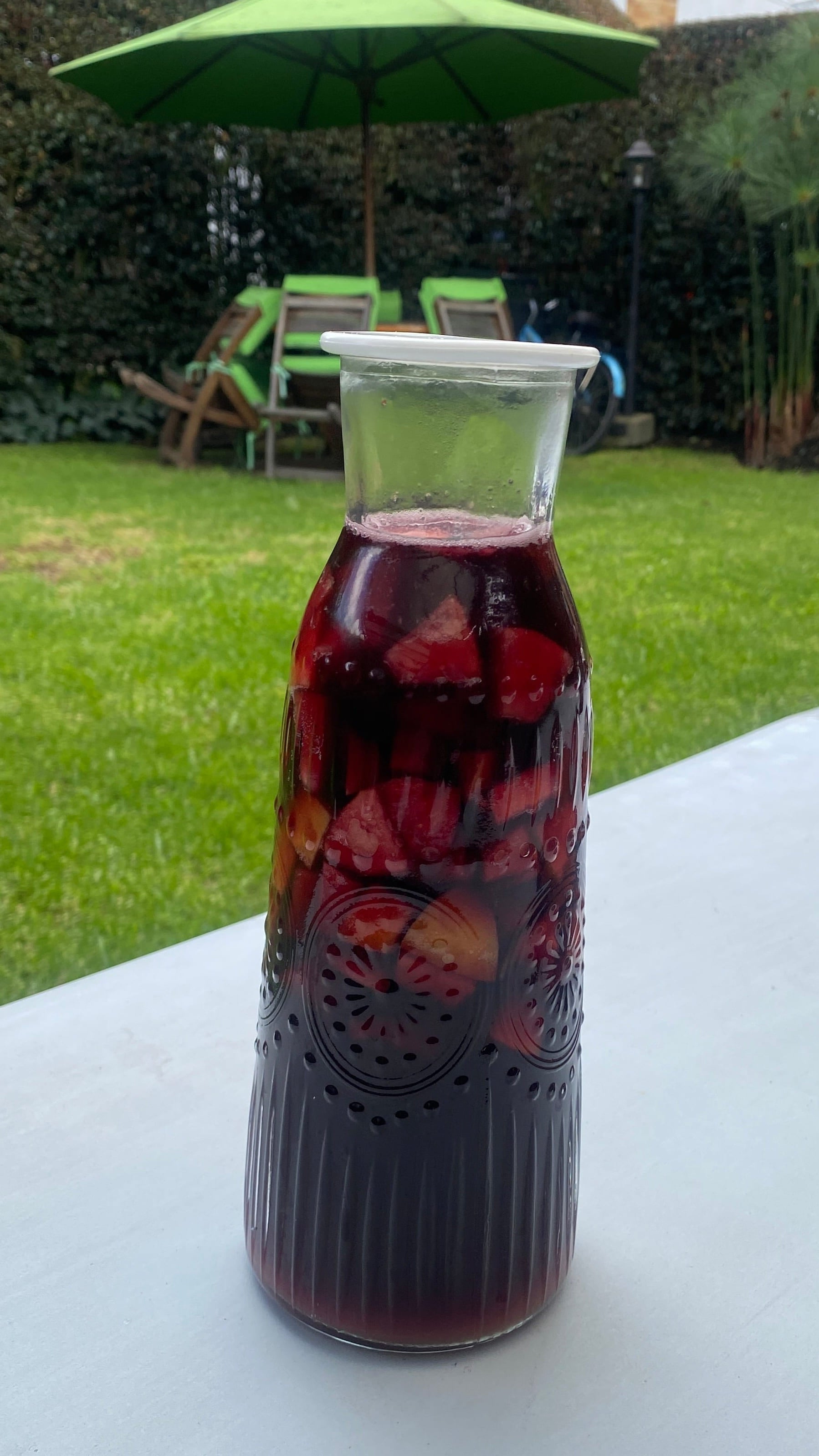 Jarra de 1 litro sangría artesanal de vino tinto con frutas frescas para acompañar paellas a domicilio en Bogotá y Sabana Norte - ZeQueda Paellas.
