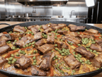 Paella de carnes ahumadas ZeQueda con 4 horas de ahumado artesanal, lomo de cerdo, pollo y costilla, preparada sin embutidos para domicilio en Bogotá.