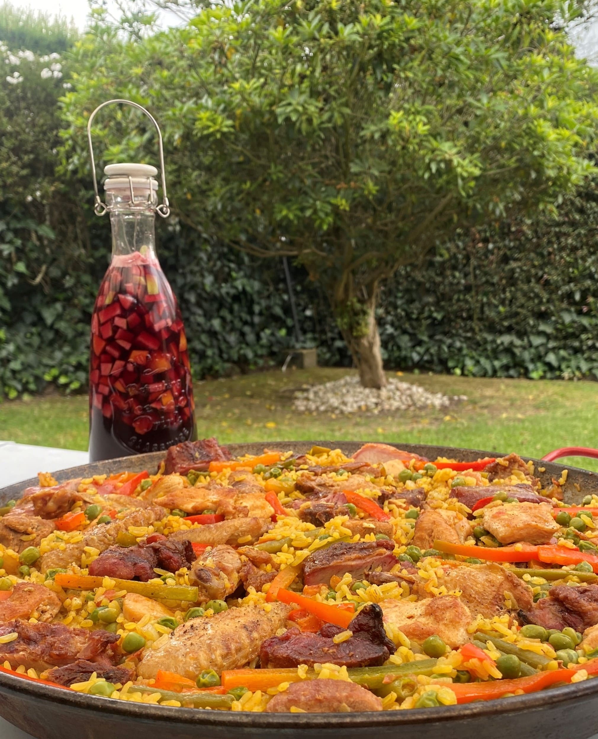 Sabor ahumado intenso: Paella de carnes para reuniones especiales a domicilio