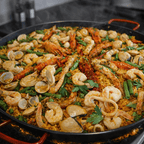 Paella marinera tradicional con mariscos y arroz sazonado para el blog Secretos de la Paella - Domicilios en Bogotá y Sabana Norte.