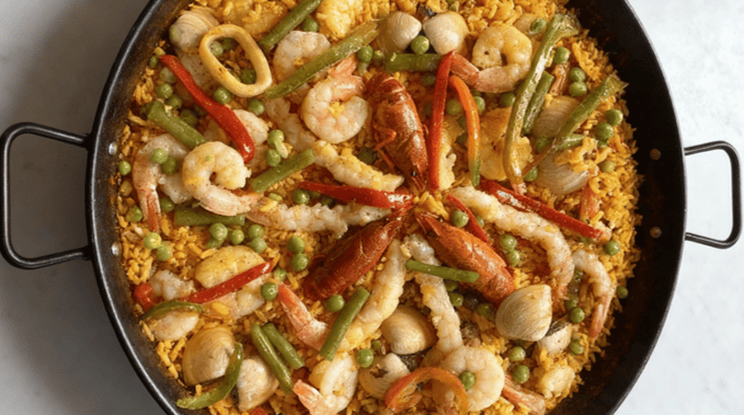 Auténtica Paella de Marisco fresca en Chía y Bogotá, receta marinera tradicional de ZeQueda sin carnes procesadas, lista para servir en eventos familiares.