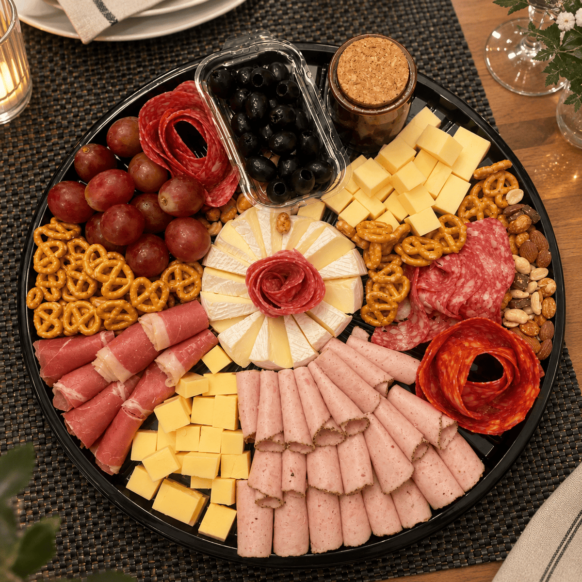 Tabla de madurados ibéricos, jamones curados y quesos finos para entradas de eventos - ZeQueda Paellas